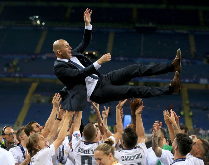 „Scanpix“ nuotr./„Real“ futbolininkai mėto Zinedine'ą Zidane'ą į orą