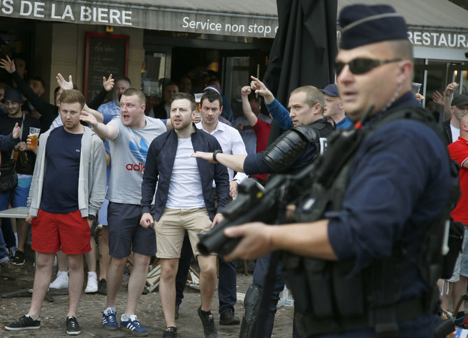 „Reuters“/„Scanpix“ nuotr./Policijai teko įsikišti į sirgalių neramumus