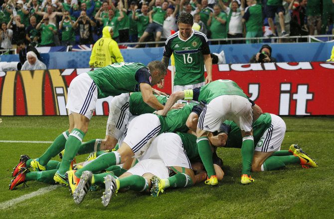 „Reuters“/„Scanpix“ nuotr./Šiaurės Airijos futbolininkų džiaugsmas