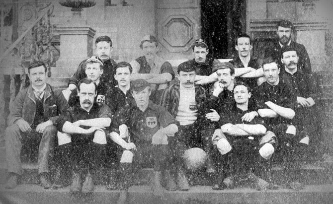 Seniausio pasaulyje futbolo klubo „Sheffield“ sportininkai. 1890 m. nuotrauka