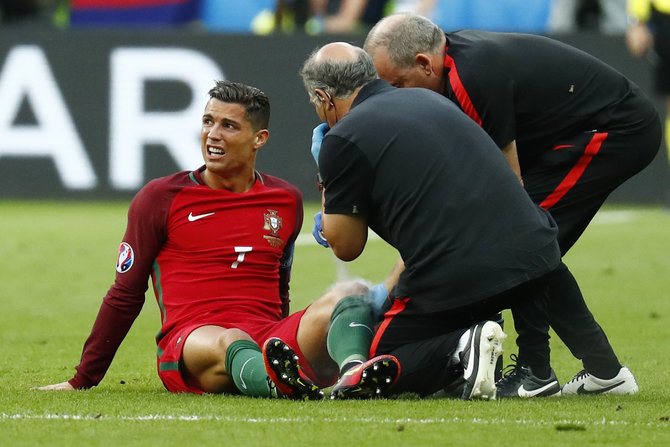 „Reuters“/„Scanpix“ nuotr./Cristiano Ronaldo patyrė traumą finale