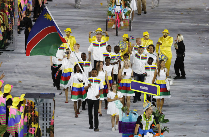 „Reuters“/„Scanpix“ nuotr./Jonas Junias Jonas nešė Namibijos vėliavą per atidarymo ceremoniją