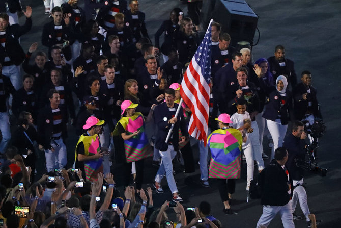 AFP/„Scanpix“ nuotr./JAV vėliavą nešė Michaelas Phelpsas
