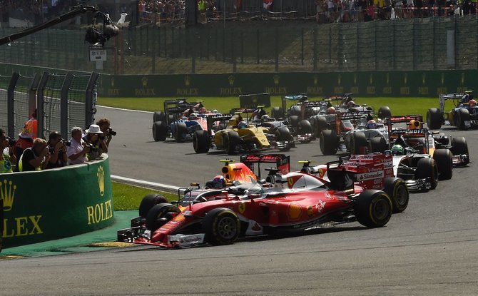 „Scanpix“ nuotr./Maxas Verstappenas, Kimi Raikkonenas ir Sebastianas Vettelis pateko į vieną susidūrimą