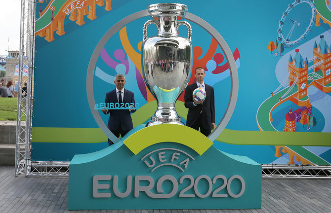 „Scanpix“/AP nuotr./Sadiqas Khanas ir Aleksandras Čeferinas prie Euro taurės