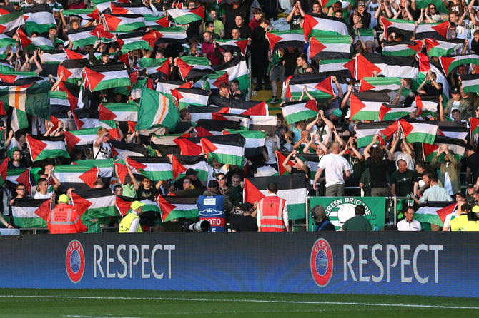 „Reuters“/„Scanpix“ nuotr./Palestinos vėliavos Glazgo stadione