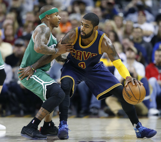 „Scanpix“/AP nuotr./Kyrie Irvingas ir Isaiah Thomasas