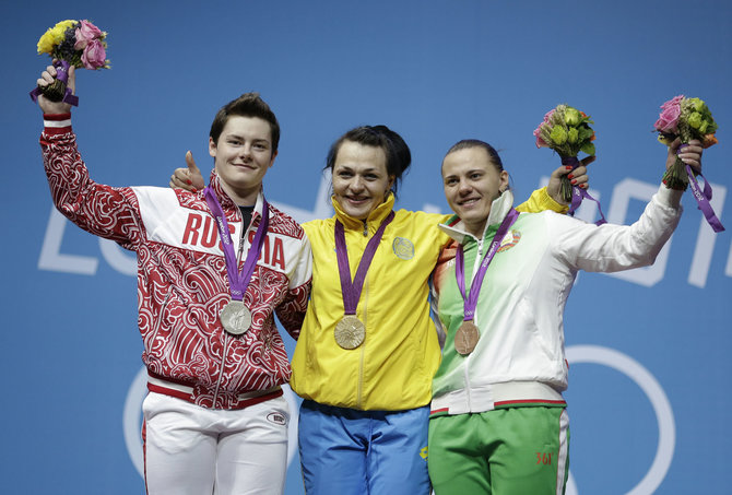 „Scanpix“/AP nuotr./Londono OŽ sunkiosios atletikos moterų iki 75 kg podiumas: Natalija Zabolotnaja, Svetlana Podobedova ir Iryna Kuleša. Visos liko be medalių