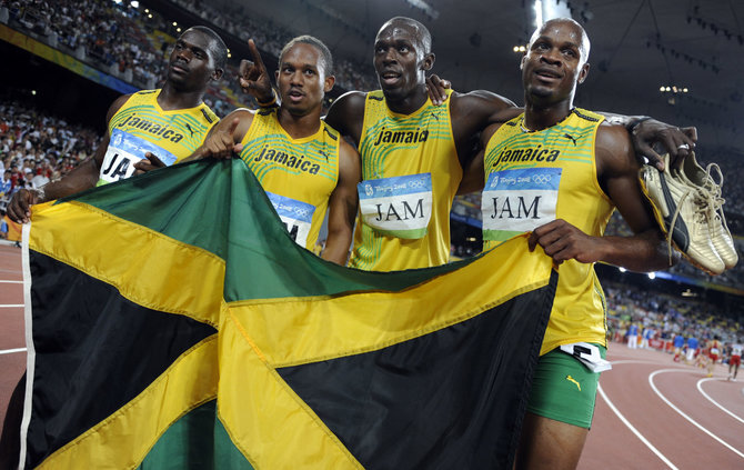 „Reuters“/„Scanpix“ nuotr./Jamaikos sprinterių komanda po pergalės Pekino žaidynėse