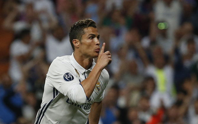 „Reuters“/„Scanpix“ nuotr./Cristiano Ronaldo du įvarčius pelnė iš nuošalės