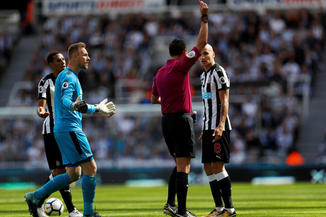 „Reuters“/„Scanpix“ nuotr./Jonjo Shelvey išvytas iš aikštės