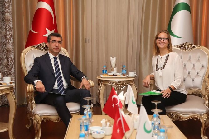 Vaidos Liutkutės nuotr./Nacionalinės tabako ir alkoholio kontrolės koalicijos sutartis su Turkijos „Green crescent” organizacija. Vaida Liutkutė dešinėje.