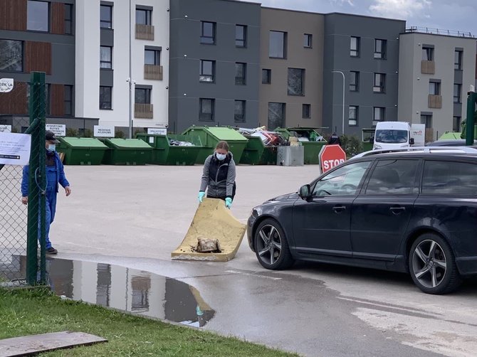 Lukrecijaus Tubio / 15min nuotr./Ieva tempia šiukšles surinkimų aikštelėje