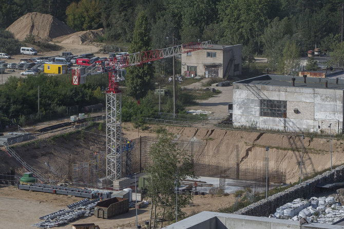 Roko Lukoševičiaus / 15min nuotr./Šalia statybų – šiukšlių maišai (dešinėje)