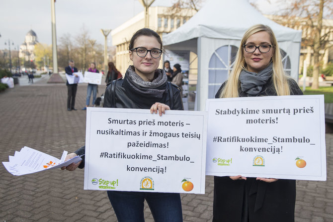 Roko Lukoševičiaus / 15min nuotr./Vilniaus Moterų namai rengia akciją išreikšti paramą smurto prieš moteris įveikimui