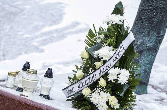 Roko Lukoševičiaus / 15min nuotr./Smulkaus verslo atstovai uždegė žvakutes prie Vyriausybės