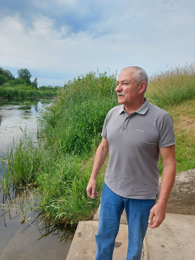 Asmeninio archyvo nuotr. /Direktorius F.Rudzinskas šalia upės prie Šeimos namų