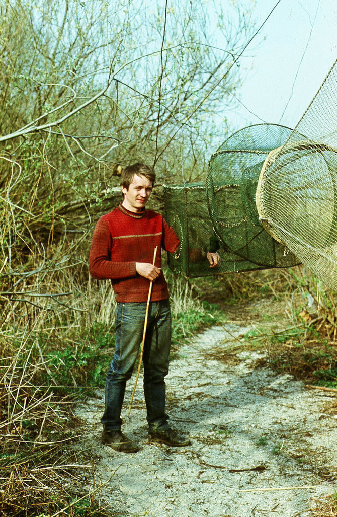 Rimanto Stankūno nuotr./Pradžia. 1984 m. nuotrauka, kurioje Vytautas Jusys žengia pirmuosius žingsnius ilgame, dešimtmečius trunkančiame paukščių žieduotojo Ventės rage kelyje.