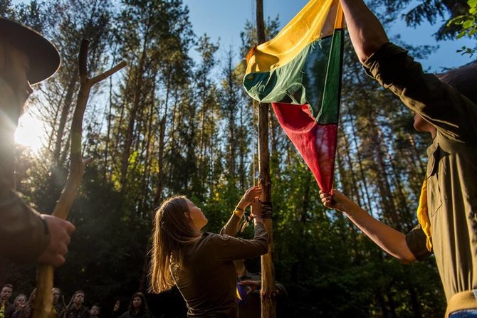 Daivos Šarėjienės nuotr./Skautas Vydūnas Trapinskas pasakoja apie skautavimo patirtis ir atradimus. 