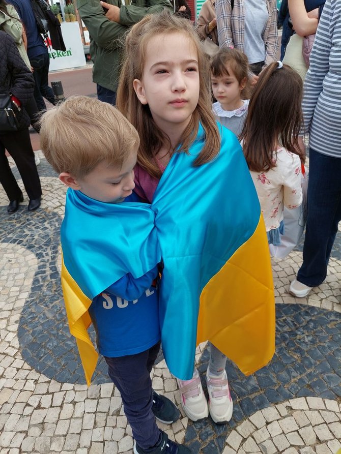 Asmeninio archyvo nuotr./Oksana Kobeleckaja su vaikais Portugalijoje