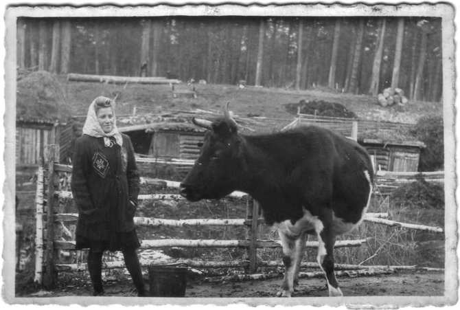 Asmeninio archyvo nuotr./Natalija su maitintoja apie 1951 metus