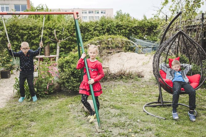 Foto Plunksna nuotr./Vaikai kieme