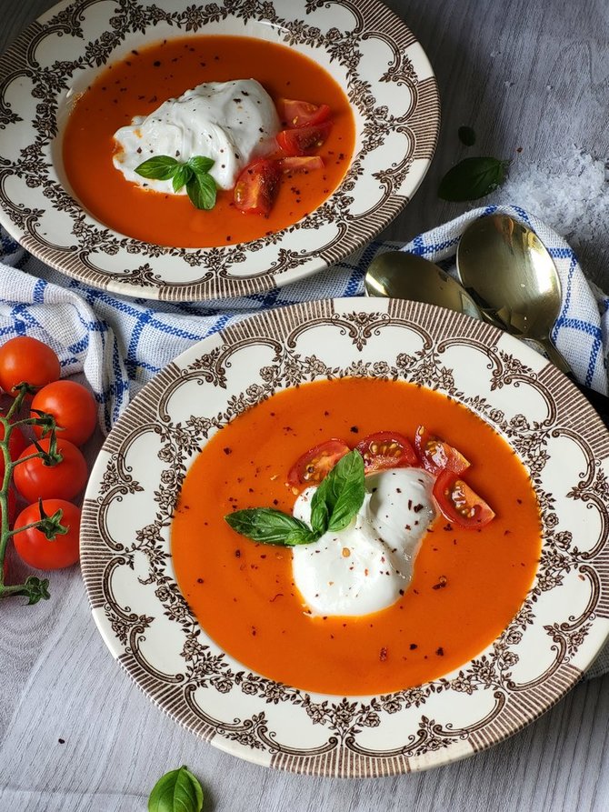 Odetos Kudopečkienės nuotr./Pomidorų sriuba su burata