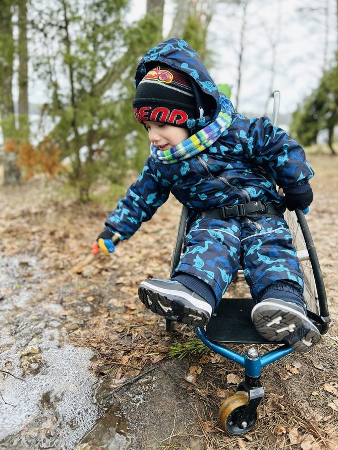 Asmeninio archyvo nuotr./Trimetis Jonukas negali vaikščioti: vaikui bando padėti ir Vokietijos medikai