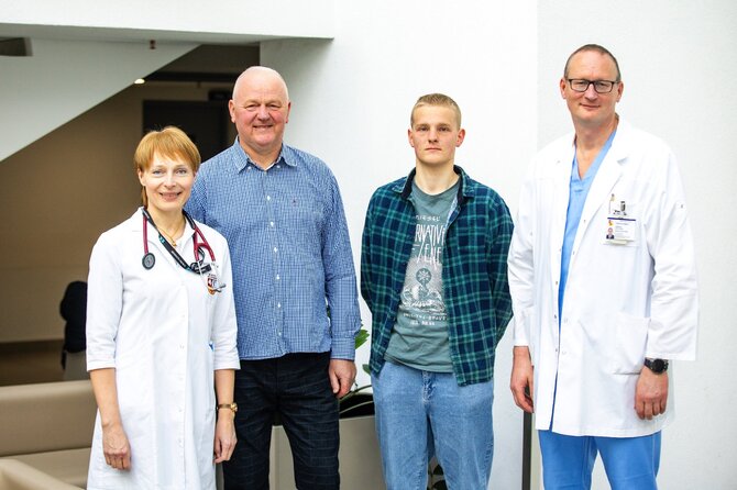 Kauno klinikų nuotr./Gydytojai ir pacientas su sūnumi