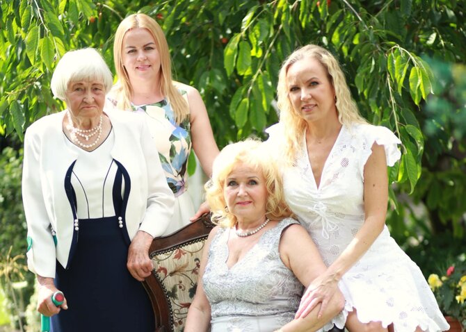 Asmeninio archyvo nuotr./Irena su mama ir dukromis