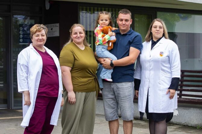 Kauno klinikų nuotr./Luknė su medikais ir tėveliais