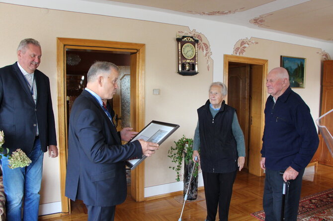 Panevėžio rajono savivaldybės nuotr./Pasveikinta geležines vestuves atšventusi pora
