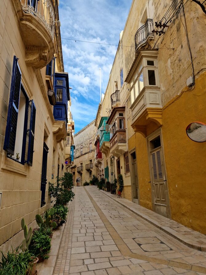 Asmeninio archyvo nuotr./Birgu mieste – tik pažiūrėkit, kokie spalvingi tradiciniai balkonėliai