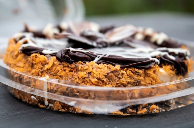 iStock nuotr. /Bulvių traškučių tarta su šokoladu ir sūria karamele