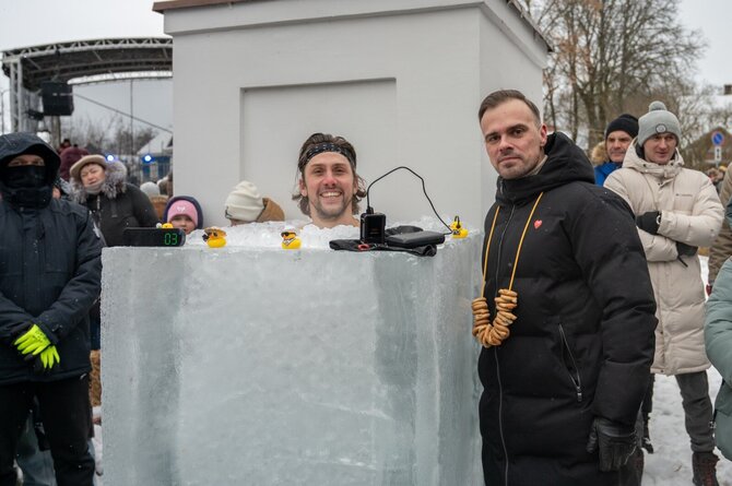 Trakų rajono savivaldybės nuotr./Rekordininkas kartu su meru Andriumi Šetavičiumi