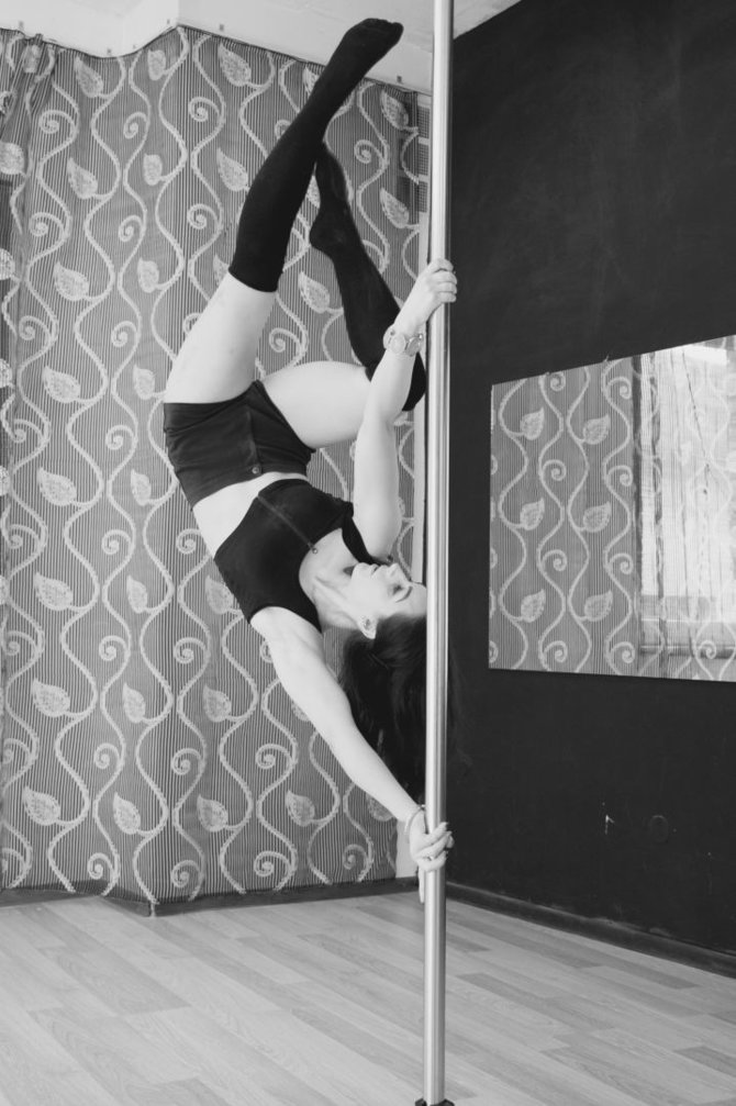 Asmeninio archyvo nuotr. /Neringos Malžinskaitės šokis ant stulpo