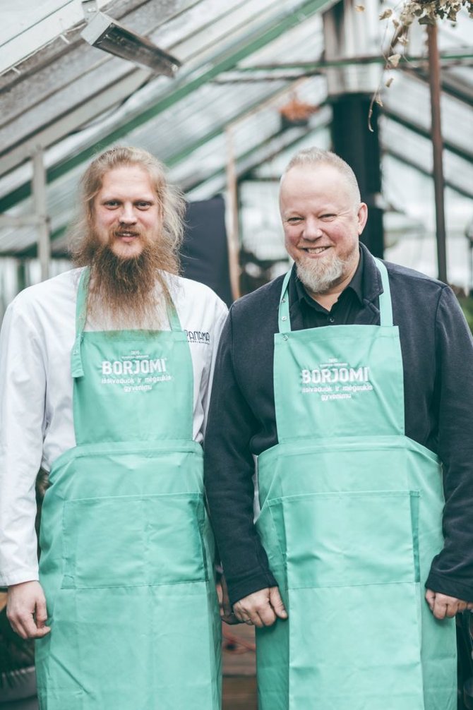 Martynos Jovaišaitės nuotr. /Keliautojas Vytaras Radzevičius ir restorano „Panama Food Garden“ šefas Paulius Bartkevičius