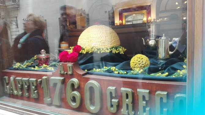 Jurgos Jurkevičienės nuotr. /Tortas „Mimosa“ – prestižinis desertas Romos Condotti gatvės kavinėje „Caffe Greco“