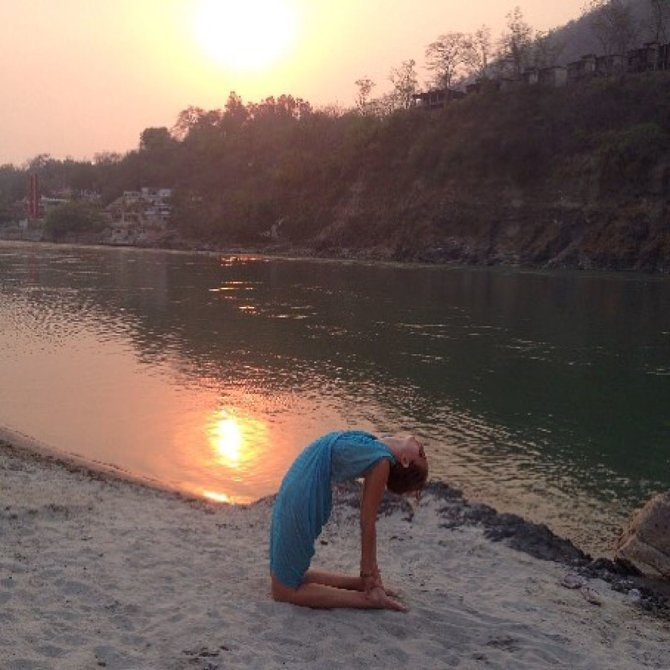 Asmeninio archyvo nuotr. /Saulėlydžio joga prie Gango, Indija.