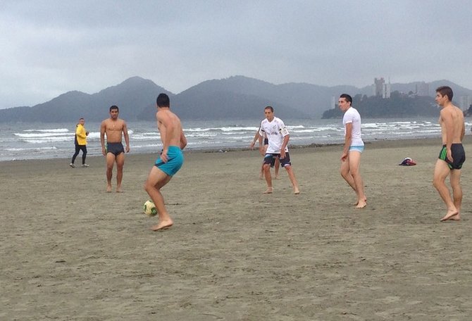 Meksikos rinktinės žaidėjai pažaidė futbolą paplūdimyje