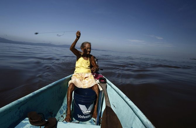 „Reuters“/„Scanpix“ nuotr./Moteris žvejė Kosta Rikoje