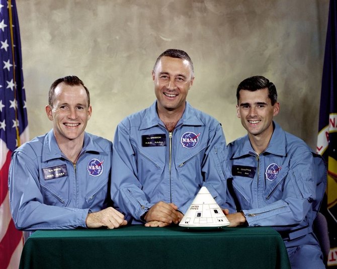 NASA nuotr./„Apollo 1 įgulos nariai, žuvę per 1967-ųjų katastrofą. Gusas Grissomas, turėjęs tapti pirmuoju žmogumi, išsilaipinusiu Mėnulyje - viduryje