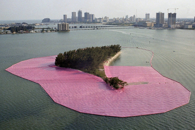 „Scanpix“/AP nuotr./Christo ir Jeanne-Claude „Apsuptos salos“