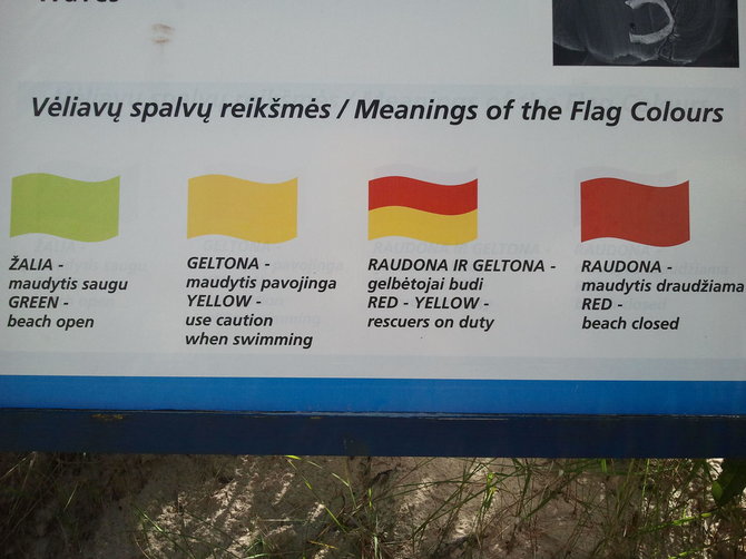 L. Sėlenienės nuotr. /Prie kiekvieno paplūdimio stenduose nurodyta, ką reiškia pliažuose plevėsuojančios vėliavos