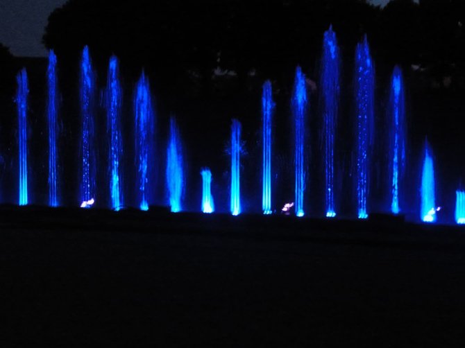 L. Sėlenienės nuotr. /Spalvingiausias Jūros šventės renginys - naktinių fontanų šokis 