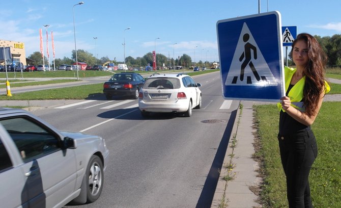 Policijos nuotr. / Eksperimentas Klaipėdos gatvėse – eismą kontroliuoja ilgakojės gražuolės 