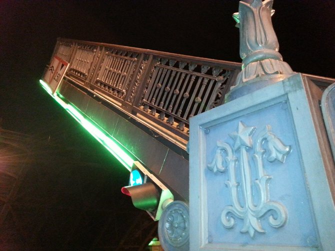 L. Sėlenienės nuotr./Naktį Klaipėdoje buvo pakeltas Biržos tiltas