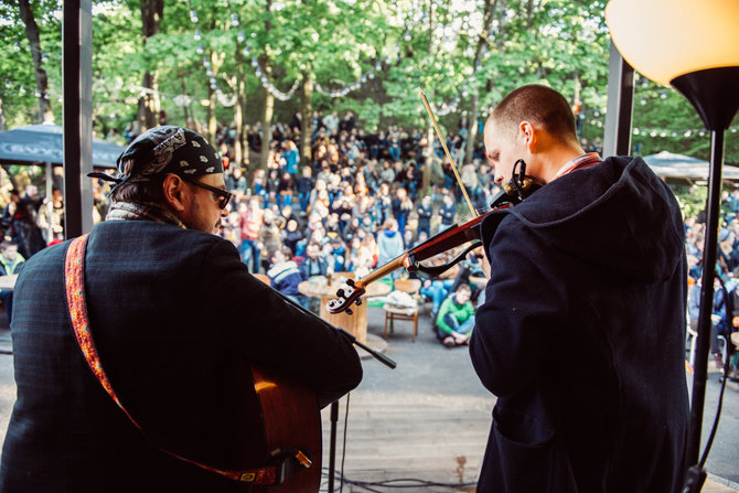 D.Razauskas su grupe / Gatvės muzikos diena 2015 / „Downtown forest hostel & camping“ terasa / R.Šeškaičio nuotr.