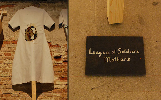 Užrašas: „Karių motinų lyga“ / Natalijos Peršinos-Jakimanskajos ekspozicija / Venecijos bienalė 2015 / Lauros Kešytės nuotr.