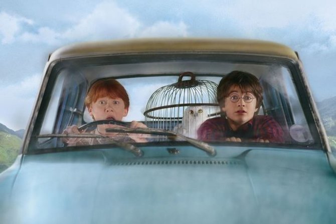 Kadras iš filmo „Haris Poteris ir paslapčių kambarys“/ scena, kai Haris ir Ronis į Hogvartsą skrenda magišku Artūro Vizlio automobiliu